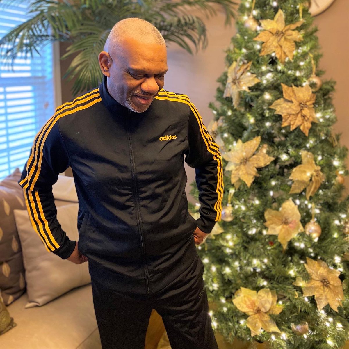 drharris06's tweet photo. Hoping your Holiday is filled with joy, love, and positivity. Enjoy your family and have fun!!
•
•
#HarrisDNA
#HappyHolidays 
#Adidas
#family 
#peace https://t.co/LlFkVR1InZ