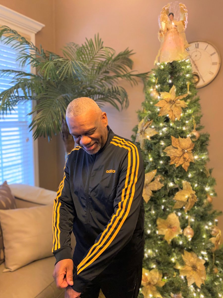 drharris06's tweet photo. Hoping your Holiday is filled with joy, love, and positivity. Enjoy your family and have fun!!
•
•
#HarrisDNA
#HappyHolidays 
#Adidas
#family 
#peace https://t.co/LlFkVR1InZ
