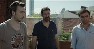 aysesarikaya08's tweet photo. Geveze bir film, diyaloglar çok bizden. Neredeyse tek mekanda, her bir görüntü, diyalog ve olayda aileye ait derinlikli çok şey barındırıyor. 2021 de izlediğim en iyi yerli film diyebilirim.
.
Çatlak
Fikret Reyhan #mubi https://t.co/XrRB5cXIeV