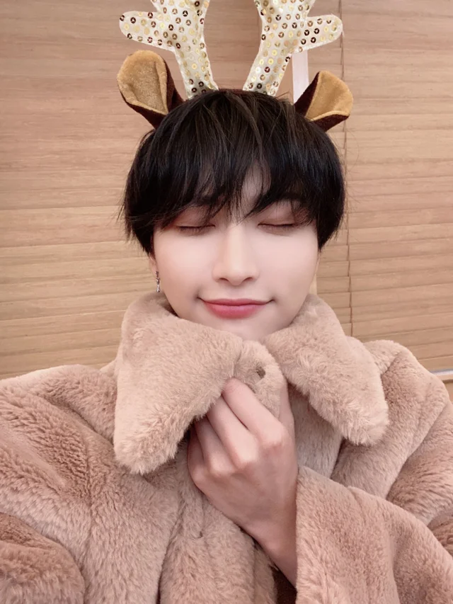 KwonSeulra's tweet photo. @WonderlandS_Hwa @pandadabbyda @kthsanshine @ObiWanKpopi @leebityunho @Lansewo @jwyinception @Gajatiny06 @sanscreenn @woosannie_bubu @hjspuka @molliestardustx @atzmien @tteokbokkiny @avroratiny @SweetSicheng_ @Woowoorie @strawberryseong @h_dobinson @ateez_oi @KunLive2 @8kingss Aww this made my day!☺ Thank you so much and merry christmas to you as well!🎄❤️✨ https://t.co/FOwR6zMMwk