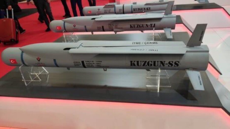 Turkerkaya01's tweet photo. Türkiye'nin yerli ve milli moleküler güdümlü füzesi Kuzgun ilk kez görüntülendi.

📤 Kuzgun mühimmatı; Milli Muharip Uçak, F-35, F-16, Hürjet ve Hürkuş uçaklarının yanı sıra Akıncı, Aksungur &amp; Anka gibi silahlı insansız hava araçlarında da kullanılabilecek.

#GüçlüveBüyükTürkiye https://t.co/ba4ci2gCD6