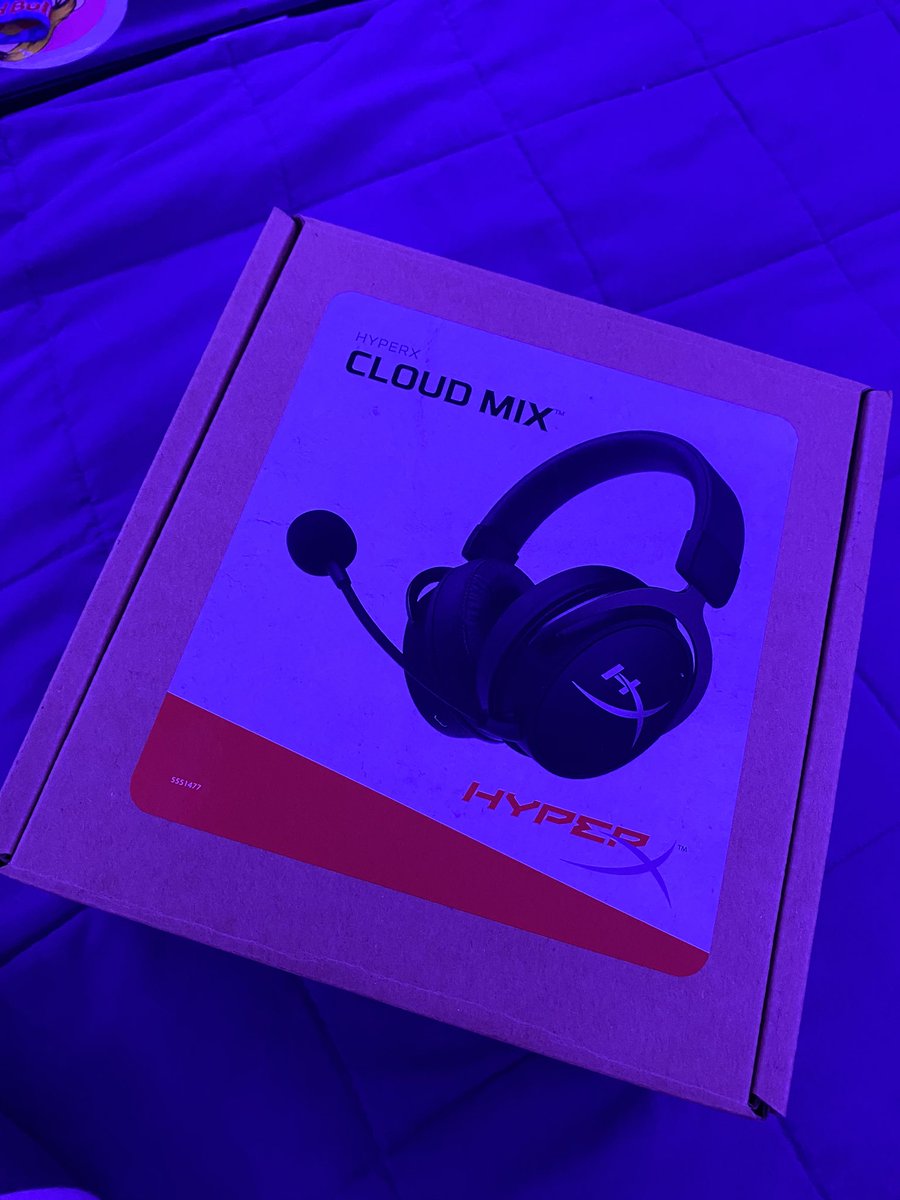 mantikmusic's tweet photo. Merry Christmas fam❤️

I wanted to do a giveaway for Christmas to help someone out so giving away a brand new HyperX cloud mix headset! 

Just like, RT and make sure you’re following me to enter! Comment done or tag a homie that needs it!

Ends 8pm pst today! (US &amp; CANADA ONLY) https://t.co/HfrStrBBZR