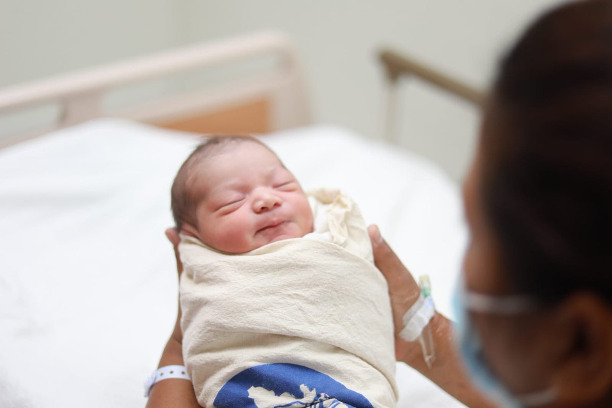 Un bono económico, una canastilla materna y productos para el cuido y estimulación son entregados a los recién nacidos esta Navidad, en los 11 centros de atención materno infantil.

¡Nos sentimos orgullosos de formar parte de este importante momento para la familia ❤!