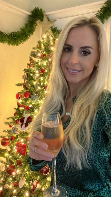 Happy holidays everyone xxx #Christmas2021 #holidayseason #festive https://t.co/8XFE299bfD<a href="/tag/christmas2021"class="tags">#Christmas2021</a><a href="/tag/holidayseason"class="tags">#holidayseason</a><a href="/tag/festive"class="tags"><span>#festive</span></a>