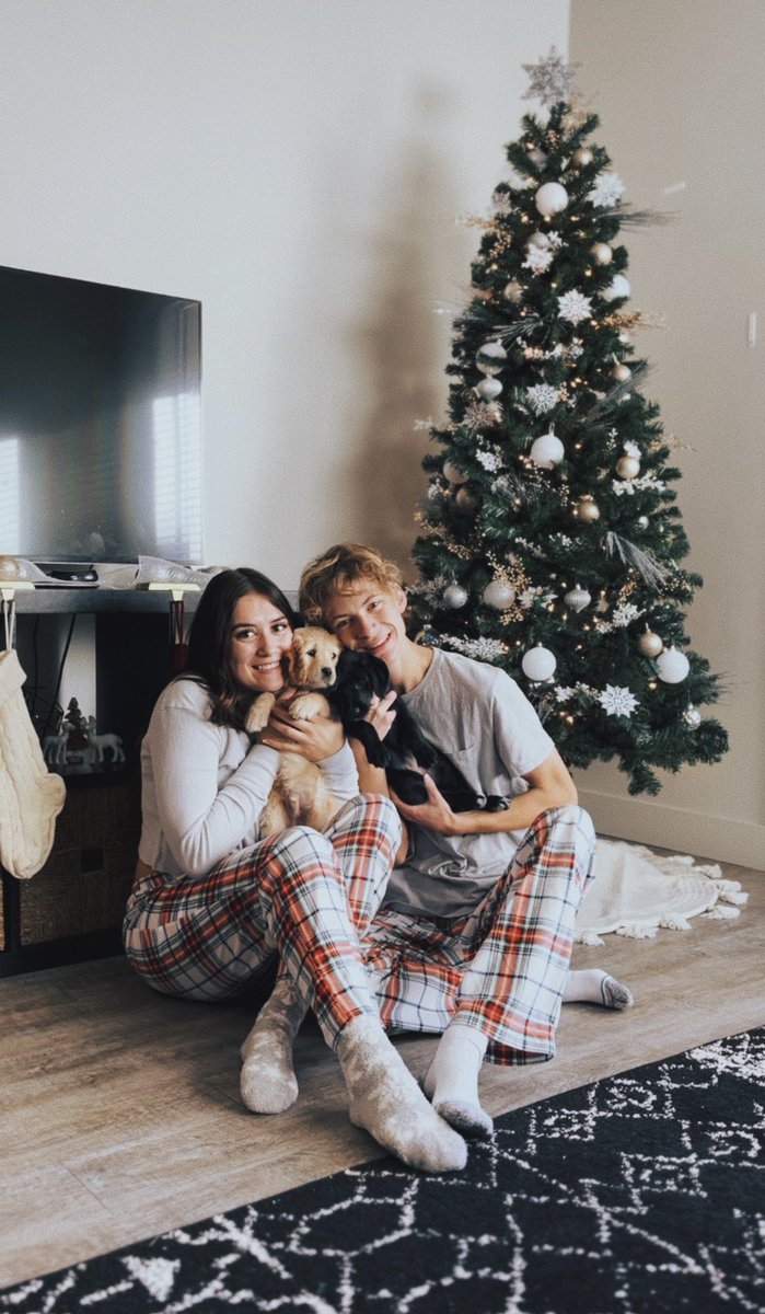 allysastapleton's tweet photo. 🤍Merry Christmas from my lil fam to yours🤍 https://t.co/vC9sbFvtO5