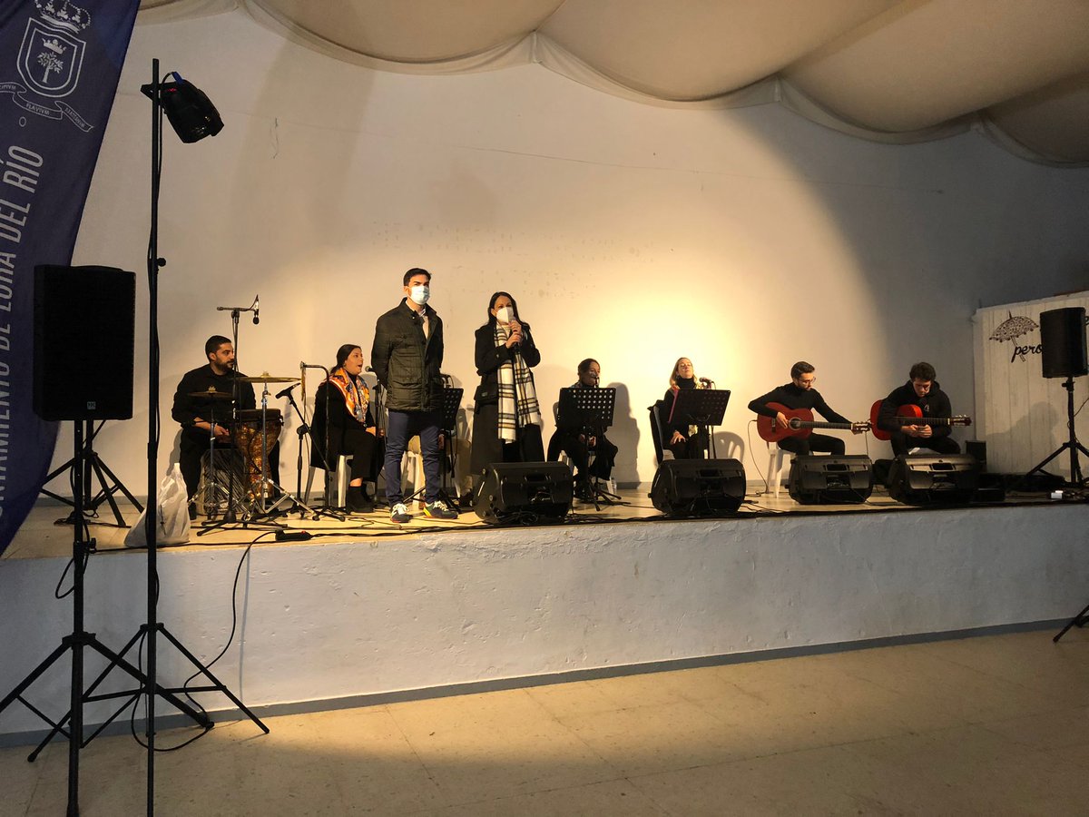 aytoloradelrio's tweet photo. 📸 Imágenes de la actuación de la 'Zambomba Loreña' en el salón del Restaurante El Cine de El Priorato, en la tarde de hoy sábado. El acto ha contado con la presencia del alcalde @antonioenamorao y los concejales @MarisolDiazfun2 y @florenpiro #NavidadenLora #LdResCultura https://t.co/7sfQ2erafr