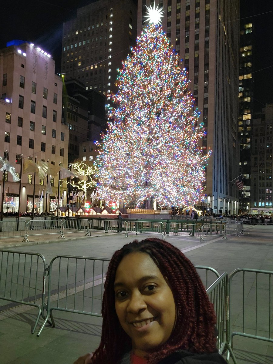 AriesErin's tweet photo. Looking good @30RockTree! #MerryChristmas #MerryChristmas2021 #ChristmasTree https://t.co/H3cIGH77F0