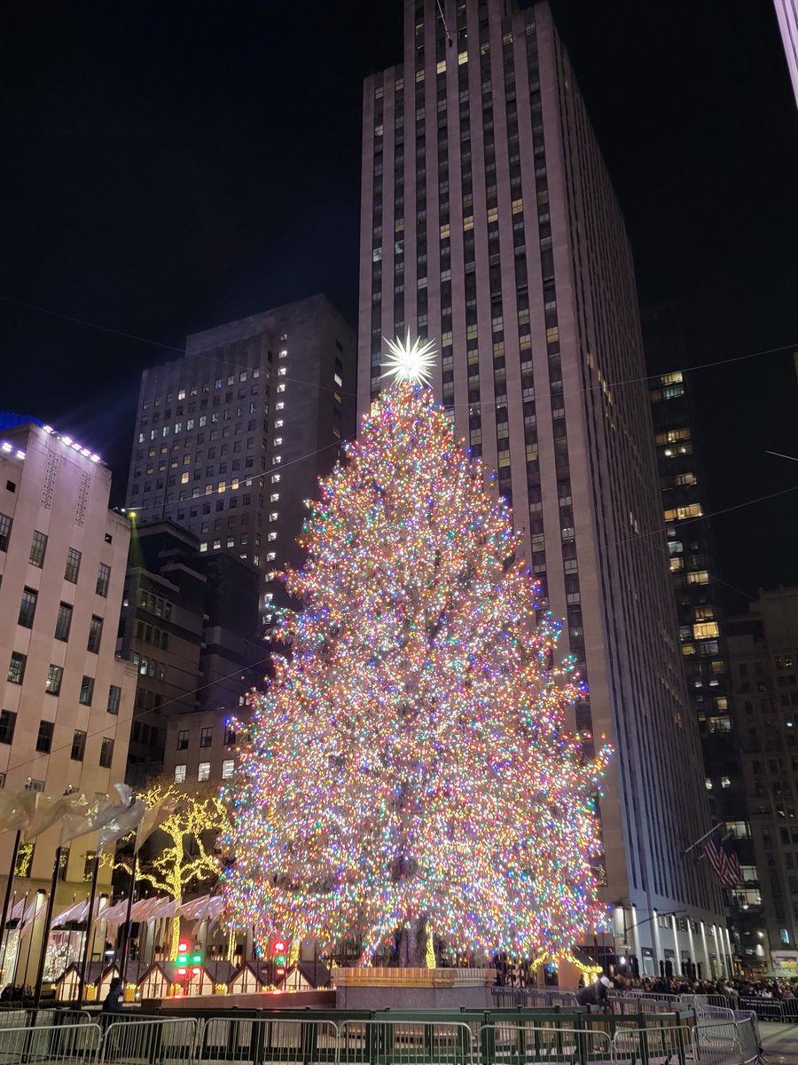 AriesErin's tweet photo. Looking good @30RockTree! #MerryChristmas #MerryChristmas2021 #ChristmasTree https://t.co/H3cIGH77F0