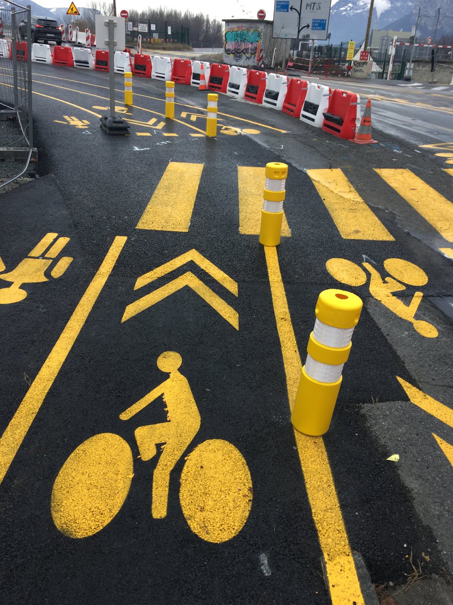 fabrice_poulin's tweet photo. Pistes cyclables #Grenoble #Fontaine. Cherchez l erreur… 😖😂 https://t.co/DMk3jvU56p