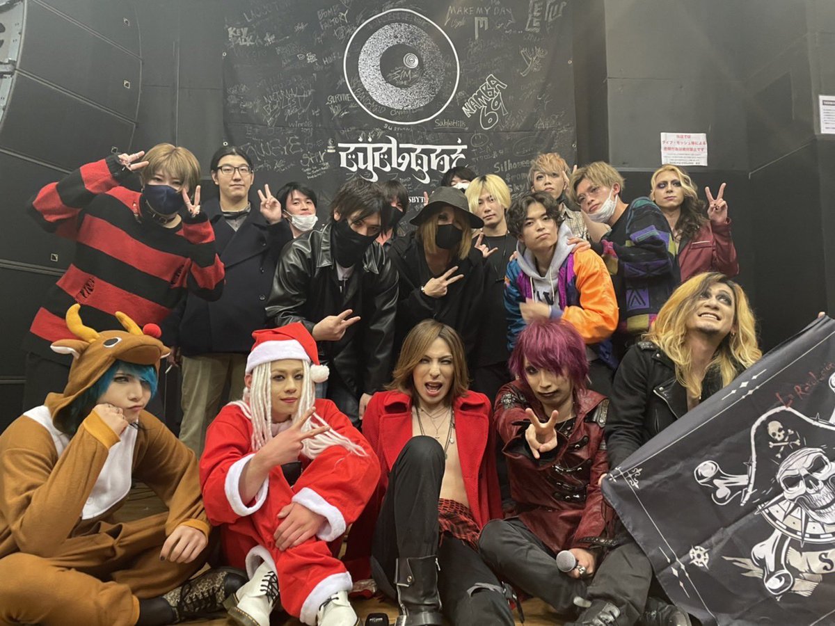 aki_vanish's tweet photo. 東京の演者さん達と
こんなに関われる事が幸せでした

かけ���えのない写真になりましたね

近々バンドZEROで
挑みに行きたいとおもいます

渋谷サイクロン最高です

＃渋谷サイクロン
＃SeveN. https://t.co/dHbDk0Gp5N