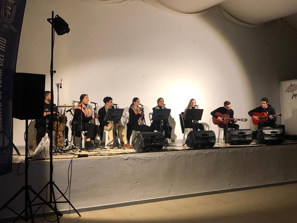 📸 Imágenes de la actuación de la 'Zambomba Loreña' en el salón del Restaurante El Cine de El Priorato, en la tarde de hoy sábado. El acto ha contado con la presencia del alcalde <a href="/antonioenamorao/">Antonio Enamorado</a> y los concejales <a href="/MarisolDiazfun2/">Marisol Diaz funes</a> y <a href="/florenpiro/">jose manuel arancon</a> #NavidadenLora #LdResCultura