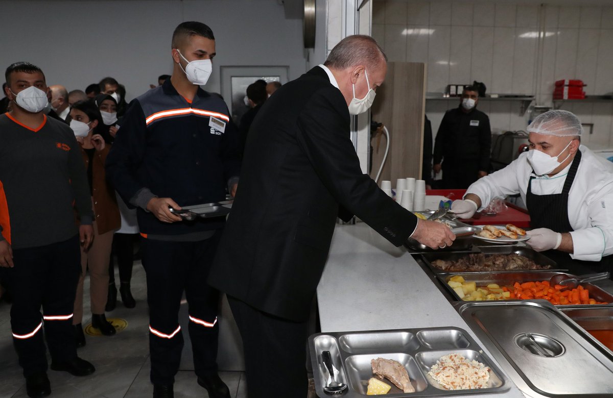 Aydogan_Ahiakin's tweet photo. Geceye en güzel fotoğrafı bırakalım📸

Tevazu ve samimiyetle gönülden gönüle kurulan milletin sofrasında, Cumhurbaşkanımız Sn. @RTErdogan çalışan kardeşlerimizle. #MilletinAdamı https://t.co/vuj1FQmjR3