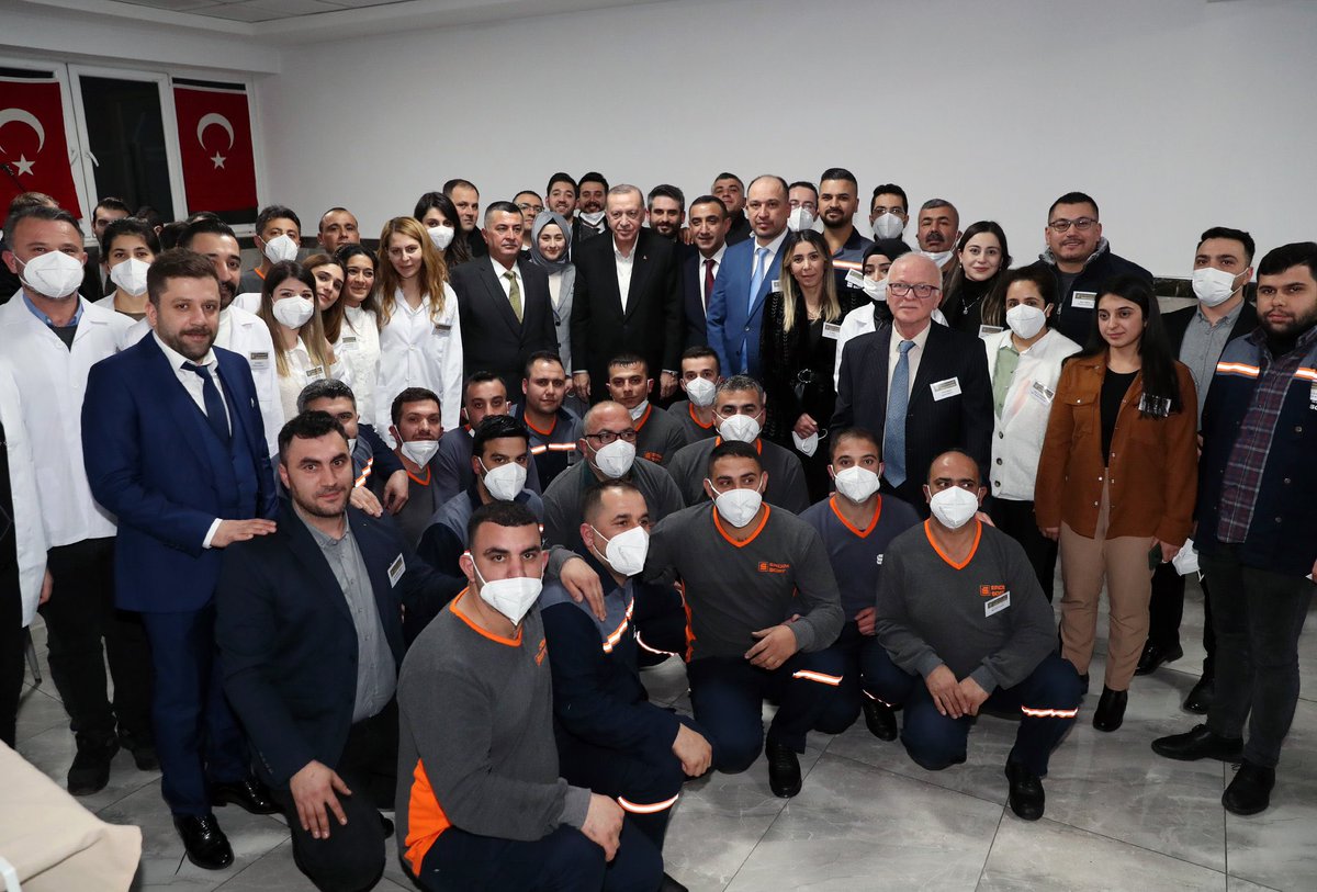 Aydogan_Ahiakin's tweet photo. Geceye en güzel fotoğrafı bırakalım📸

Tevazu ve samimiyetle gönülden gönüle kurulan milletin sofrasında, Cumhurbaşkanımız Sn. @RTErdogan çalışan kardeşlerimizle. #MilletinAdamı https://t.co/vuj1FQmjR3