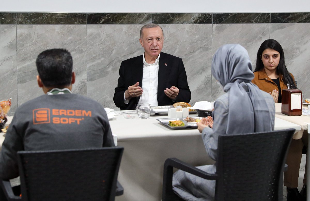 Aydogan_Ahiakin's tweet photo. Geceye en güzel fotoğrafı bırakalım📸

Tevazu ve samimiyetle gönülden gönüle kurulan milletin sofrasında, Cumhurbaşkanımız Sn. @RTErdogan çalışan kardeşlerimizle. #MilletinAdamı https://t.co/vuj1FQmjR3