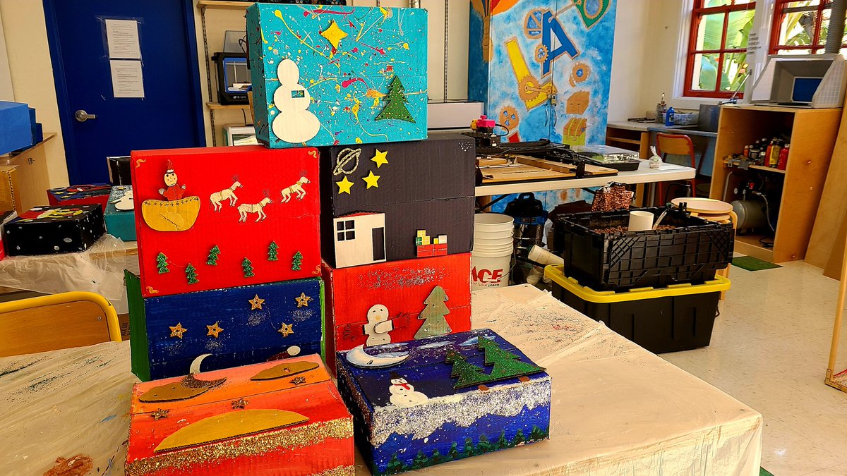 IlabsecondLFSF's tweet photo. Happy Holidays from the iLab where Lycée Elves are working hard creating magic all school year long. https://t.co/1v1DR1OAWq