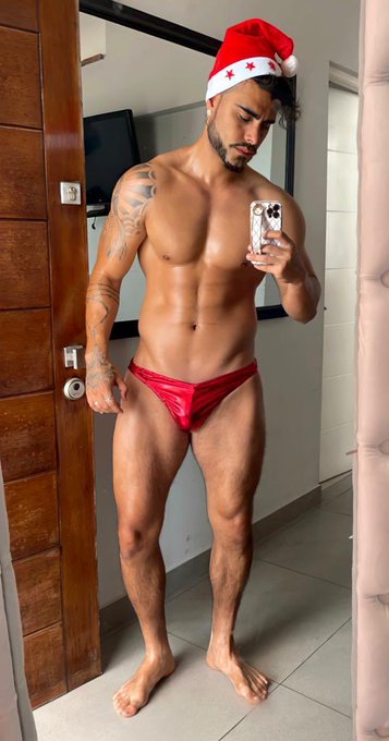 2 pic. Feliz Navidad! https://t.co/Irl4011jmu