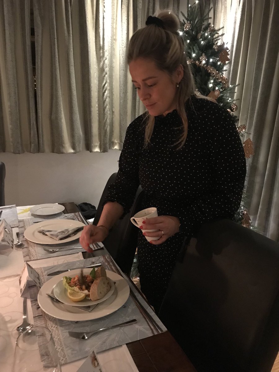 EzZijlstra's tweet photo. Twee hele uren later.
Het eerste gerecht wordt opgediend.
Wat zijn ze druk geweest!
Dag lieve mensen,
ben even eten hoor π
#kerstmaaltijd #1eKerstdag https://t.co/t00WwI5IX0