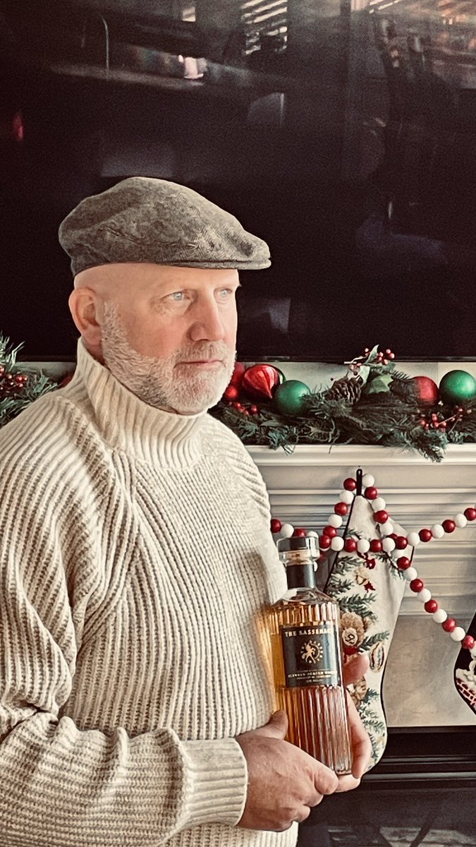 bpweisker's tweet photo. When you are not married to @SamHeughan you dress your husband up to look like him! 🤣😜🤣 @SassenachSpirit https://t.co/e8jc994vw8