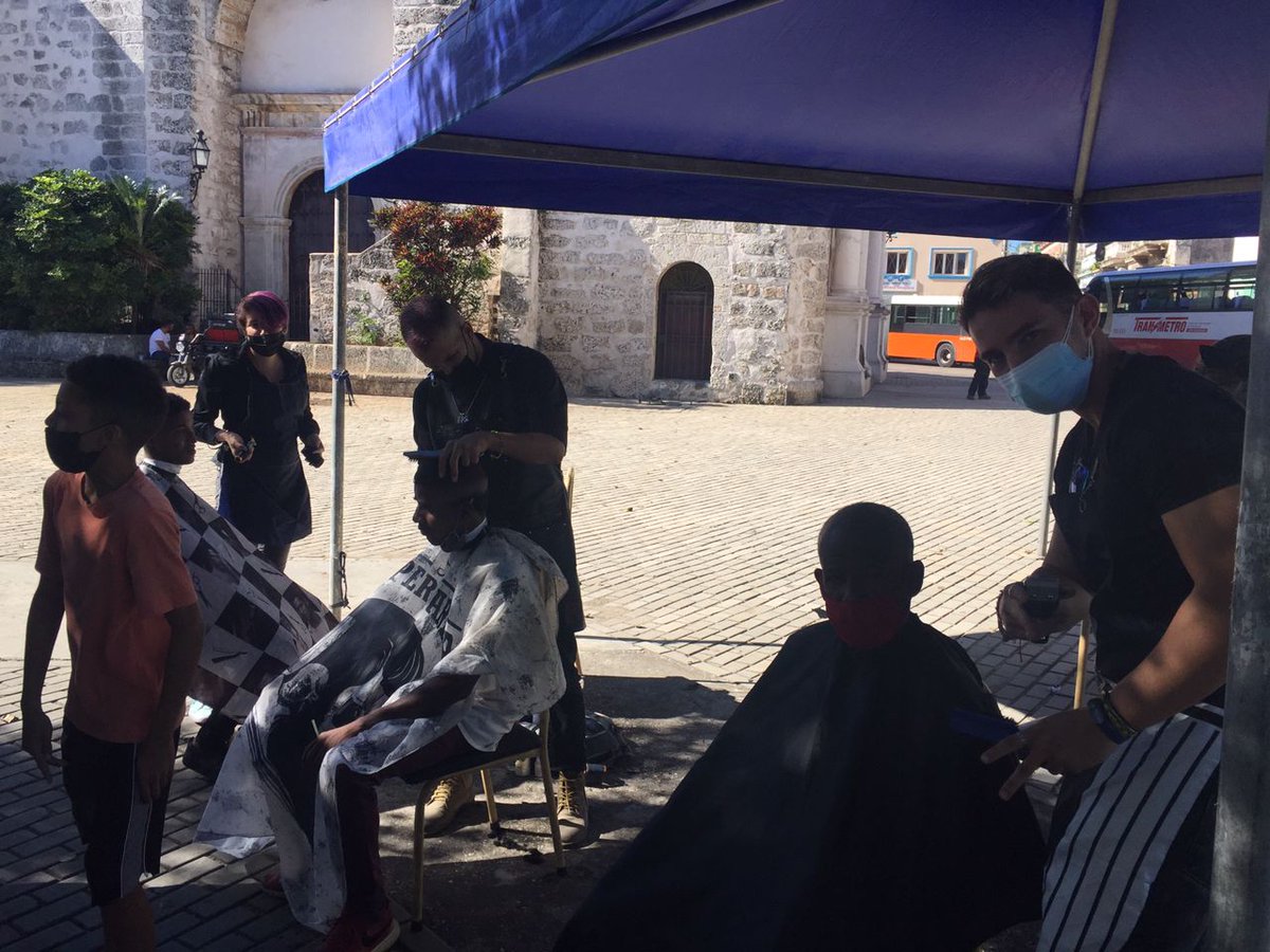 La escuela de belleza hoy aportando nuestro granito de arena en función de nuestro pueblo, celebrando el 64 del triunfo de la Revolución. Felicitaciones!!!