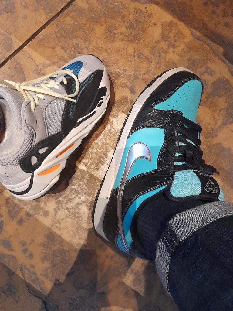 0xBONEZ's tweet photo. His and her Christmas Day drip 🎅🤶
Going to rock all my kicks I kept locked up in my vault (aka my closet at Mom and Dad's) 😆 #diamonddunks #tiffanylows #waverunners #wdywt https://t.co/YgslglZbJm