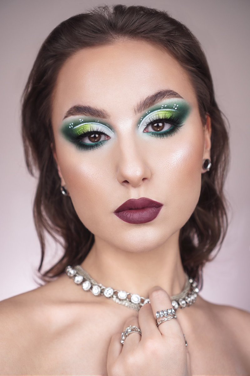 nora_mua's tweet image. Holiday Glam with @MorpheBrushes 🌲🍾 Lisa Frank 35B palette, Blank Slate eyeliner, Jet eyeliner, Make It Big mascara, Slayage lashes 🤍 #morphebrushes #morphebabe #morphe