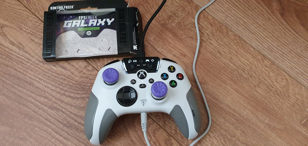 knoxy5000's tweet photo. What a upgrade to an already excellent controller these are, makes you wonder why controllers don't come like that already? Prefer this over my elite series 2 now 👍 @KontrolFreek #freeknation @TurtleBeach https://t.co/RmUeZsGtLB