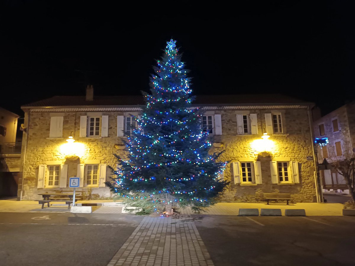R_Hugon_43's tweet photo. Mon village natal #Pinols avec toujours un #sapinNoel2021 magnifique.
Normal en zone forestière de la #Margerite 
Un travail des habitants et des employés communaux avec le partenariat du Garde Forestier.
Ça coûte de l'huile de coude et un peu de vin chaud.
 #HauteLoire #Auvergne https://t.co/xNpF9PT4LU