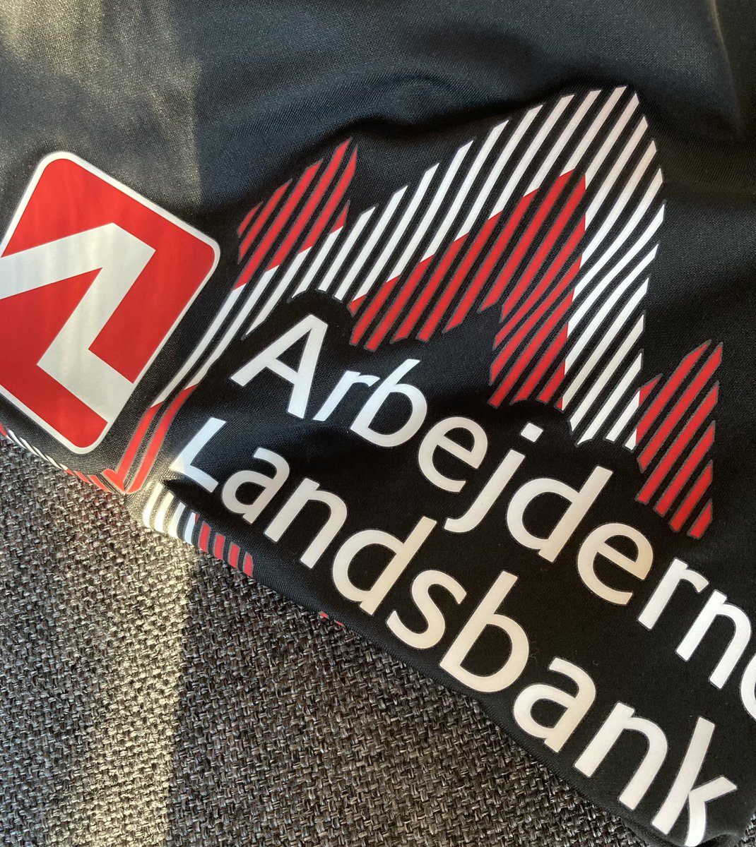 AllanHougesen's tweet image. Er jeg den eneste, der har ønsket mig (og har fået) en trøje, der reklamerer for min bank? #albank