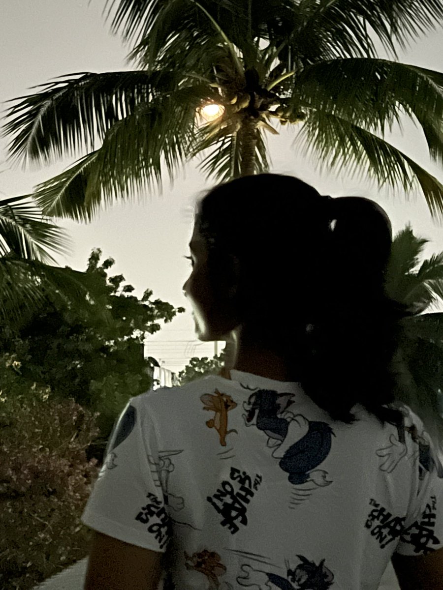 priya_Bshankar's tweet photo. இந்நேரம் மின்னல்கள் வானோடு நானும் கண்டால் 
அங்கே நீ புன்னகை செய்தனால் என்கிறேன்! ❤️ #midnightStories https://t.co/WJ3XJwdlCe