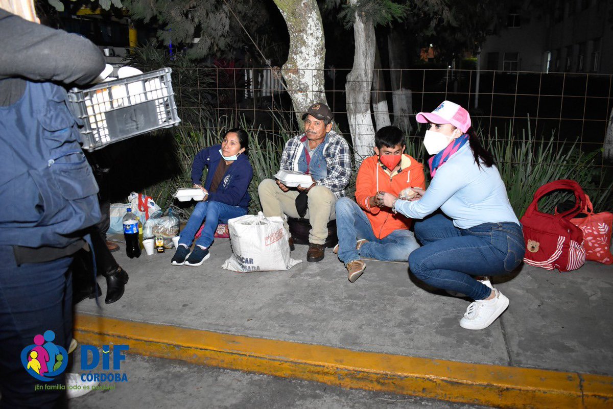 AytoCbaVer's tweet photo. Personal de @DIFCordoba encabezados por su directora, Monserrat Cuenca, realizaron la entrega de cenas navideñas a familiares de hospitalizados en el Seguro Social de la av. 11 y Hospital Civil Yanga. https://t.co/mmnQD61AKA