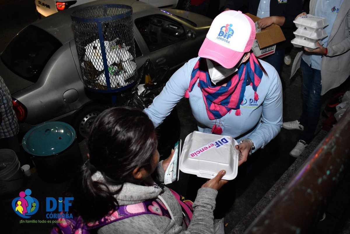 AytoCbaVer's tweet photo. Personal de @DIFCordoba encabezados por su directora, Monserrat Cuenca, realizaron la entrega de cenas navideñas a familiares de hospitalizados en el Seguro Social de la av. 11 y Hospital Civil Yanga. https://t.co/mmnQD61AKA