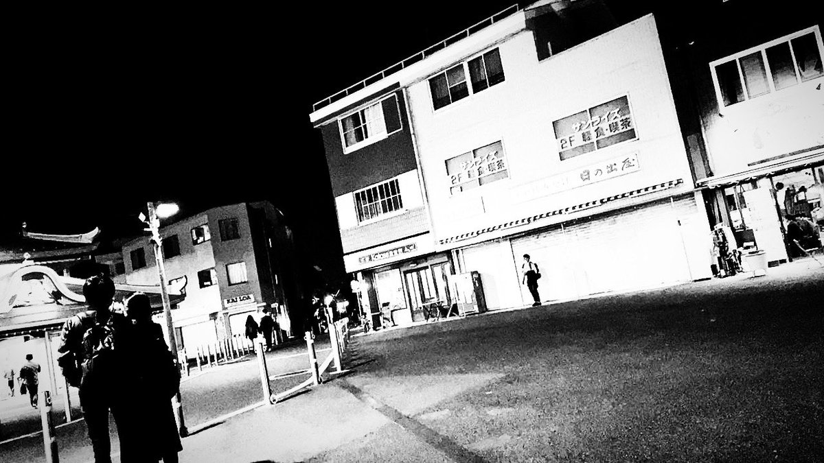 hippies21th's tweet photo. 片瀬2021年10月30日 #反映え主義
午後8時ごろの片瀬江ノ島駅前だ。駅に向かうでもなくただ立ちつくす男女の姿がある。ただただぼう然としたうしろ姿だが、どこか祈りの姿にも似ている。
これはこれでよい写真だ。
#セレクト反映え
#katase #anti_instagrammableism #streetphotography #photography https://t.co/fxl5mLFJf8