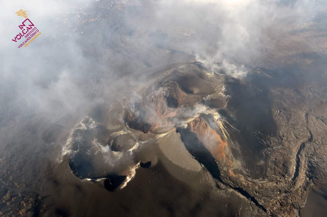 El volcán de La Palma, cuya erupción se ha dado hoy por finalizada oficialmente, tiene un edificio volcánico de unos 200 m de altura sobre su base, con una altitud total de aproximadamente 1100 msnm, en torno a una fisura eruptiva visible desde el cielo, con al menos 6 cráteres.