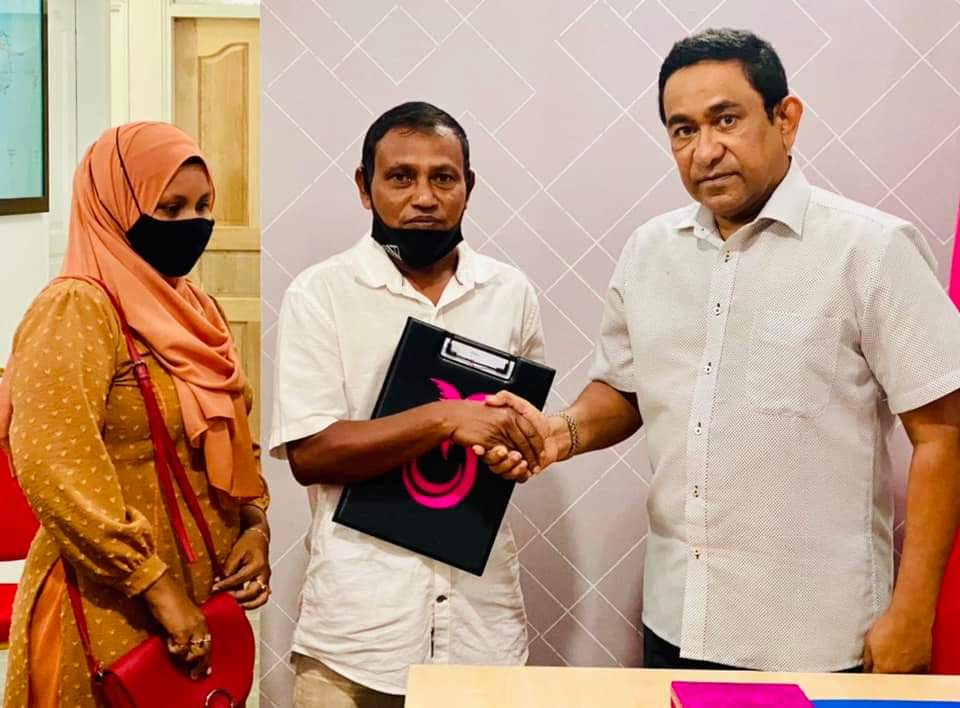 KhaleelMaldives's tweet photo. Fuvahmulaku MDP gai isskoh harakaai therivaa Femoraaagey Ahmed Shafeeg aai Anbikanbalun Mariyam Shahula mirey PPM aa gulhivadaigathy India Sifain beylumah hingaa #IndiaOut harakaathah thaaeedhu koh. Shafeeg aai Shahula ah Marhabaa. #MavesPPM https://t.co/3I5tBHmRpj