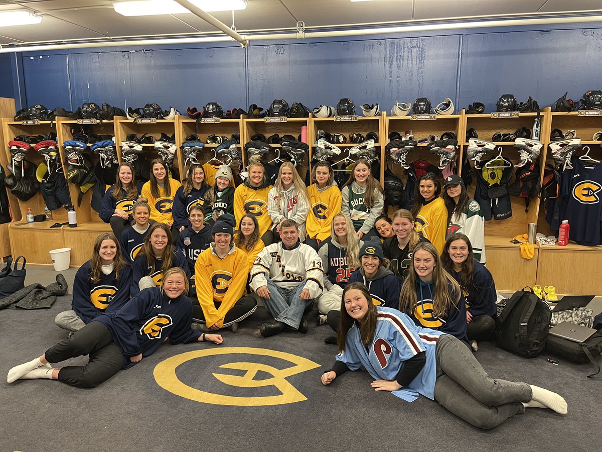 UWECWhockey's tweet photo. Merry Christmas, Happy Holidays and Happy New Year from all of us to you!!! May your day and new year be filled with adventure and priceless new memories! 💙💛🏒💪 https://t.co/RFsE6ct4Dz