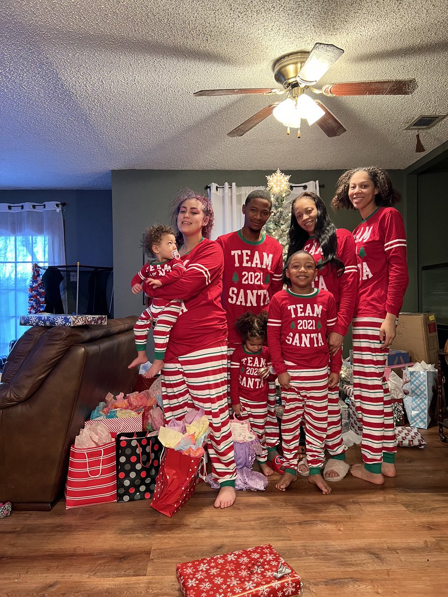 LilCED50's tweet photo. My Family 🎄🎁🎅 https://t.co/cVMlirmVy3
