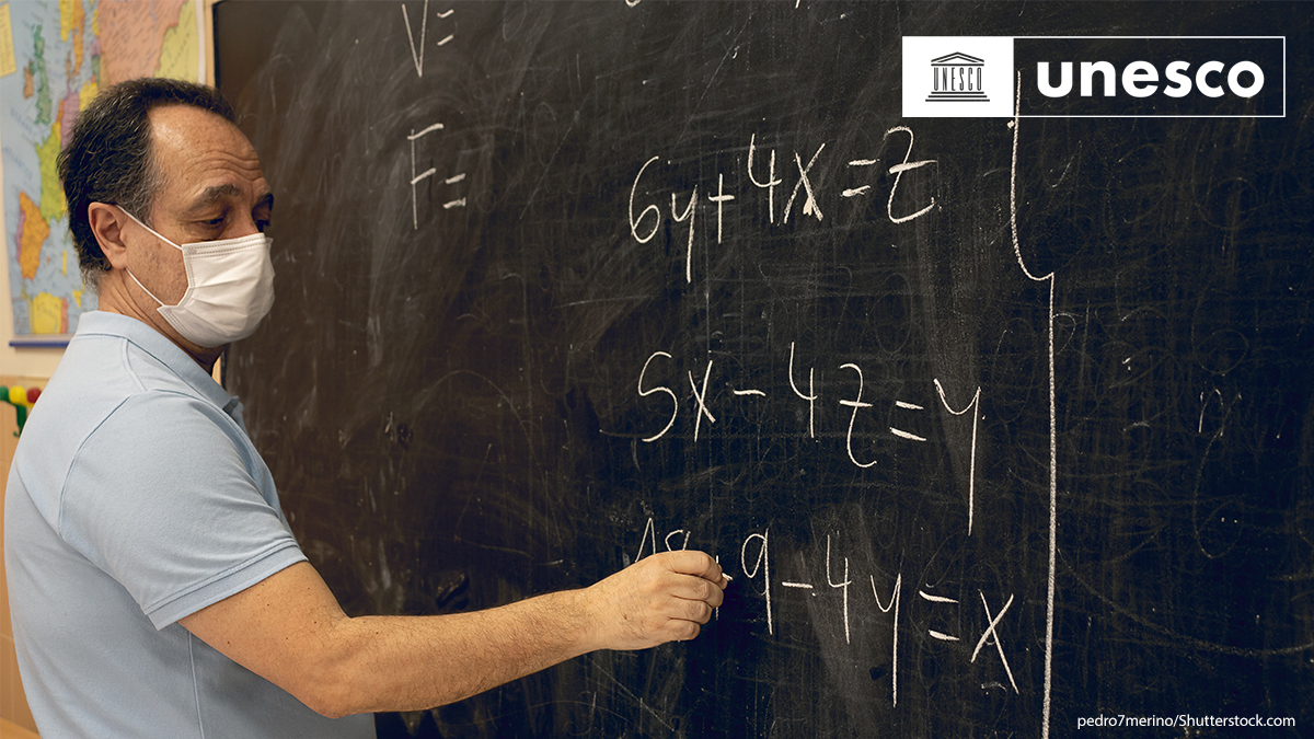 بذل المعلمون قصارى جهدهم لضمان #استمرار_التعليم خلال أزمة #كوفيد_19. 
إننا وإذ نوشك على اختتام عام واستقبال عام جديد، نقدّم تحية للمعلمين الذين يؤدون دوراً أساسياً في عملية التعافي وإعادة بناء نظم تعليميّة أكثر مرونة. ضعوا قلباً 💙 في التعليقات لإظهار دعمكم للمعلمين!