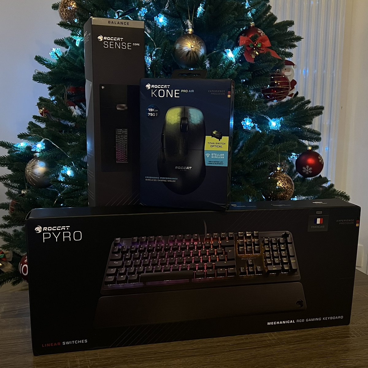 LowAn's tweet image. Regardez ce que j’ai eu sous mon sapin pour Noël ! Ça serait pas le genre de cadeau parfait ? Et si un d’entre vous remportait la même chose ? 

GO👇

🎄 CONCOURS ! 🎄

Pour participer : 
- RT ce tweet
- Me suivre &amp;amp; suivre @ROCCATFrance 

Tirage au sort le 01/01
Bonne chance 🍀