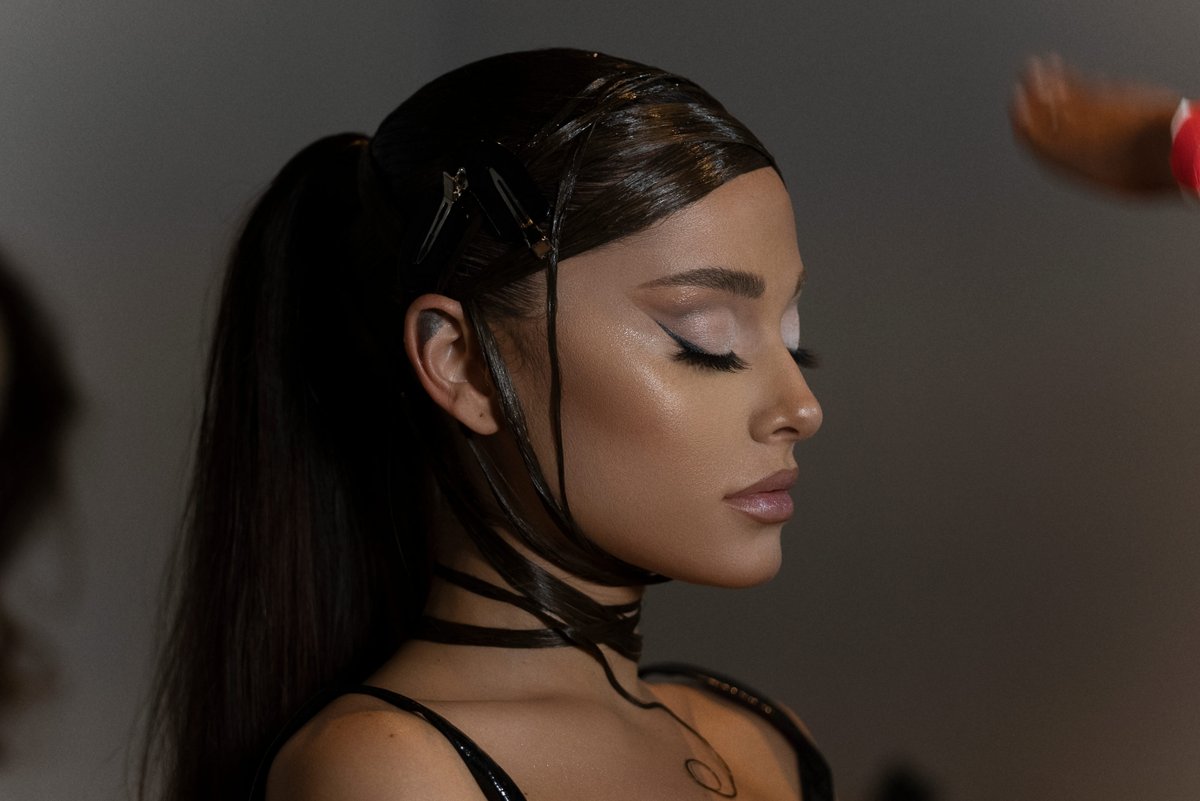 rembeauty's tweet photo. happy holidays, #remflightcrew! ☁️✨ watching your creativity blossom + grow this year has been the greatest gift of all, one that we'll never take for granted. we're so grateful for your love + support, and we can't wait to see what #rembeauty products you unwrap this weekend!🎁 https://t.co/B91ygJF5TB