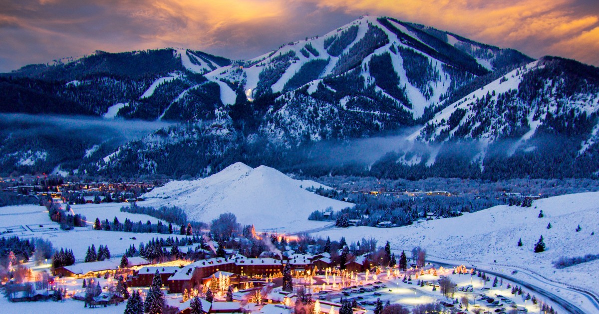 SVMustard's tweet photo. Merry Christmas! Whether you're in Sun Valley or enjoying your own beautiful view, we hope you enjoy your loved ones and memories around the dinner table. 

#sunvalleymustard#mustard#sunvalley#christmas#christmastime#holiday#happyholidays#holidayseason#tistheseason#christmastree https://t.co/b7ztQQITrS