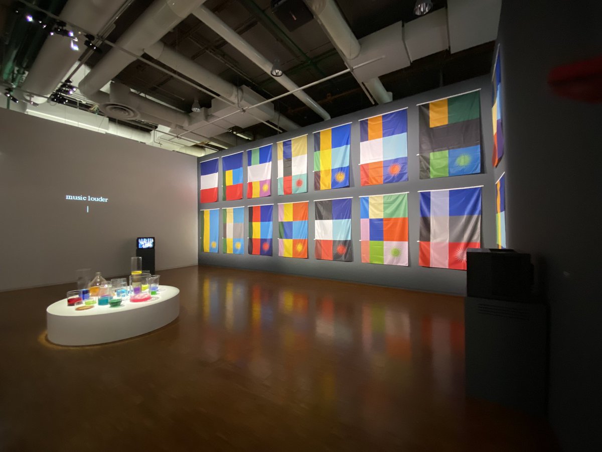 BLANCKARTVENOM's tweet photo. Exposition Pierre #Bismuth @CentrePompidou.
Prototype institutionnel même de “l’art pour artistes” bavard et qui -au propre comme au figuré- “tire à la ligne” de la petite idée.
Mais à qui on ne saura faire reproche de chercher à camoufler la nature profonde de son travail. 🤣 https://t.co/xMwhmxtOXz