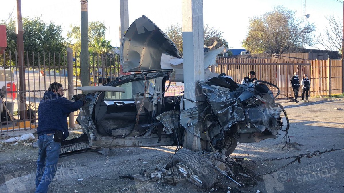 nSaltillo's tweet photo. Un hombre sobrevivió de milagro tras protagonizar un fuerte accidente la mañana de este sábado sobre la carretera #Saltillo-Mty antes del puente Acuña de #RamosArizpe. El vehículo Sentra que conducía, quedó partido a la mitad tras impactarse contra un poste metálico https://t.co/niGiQvH80s