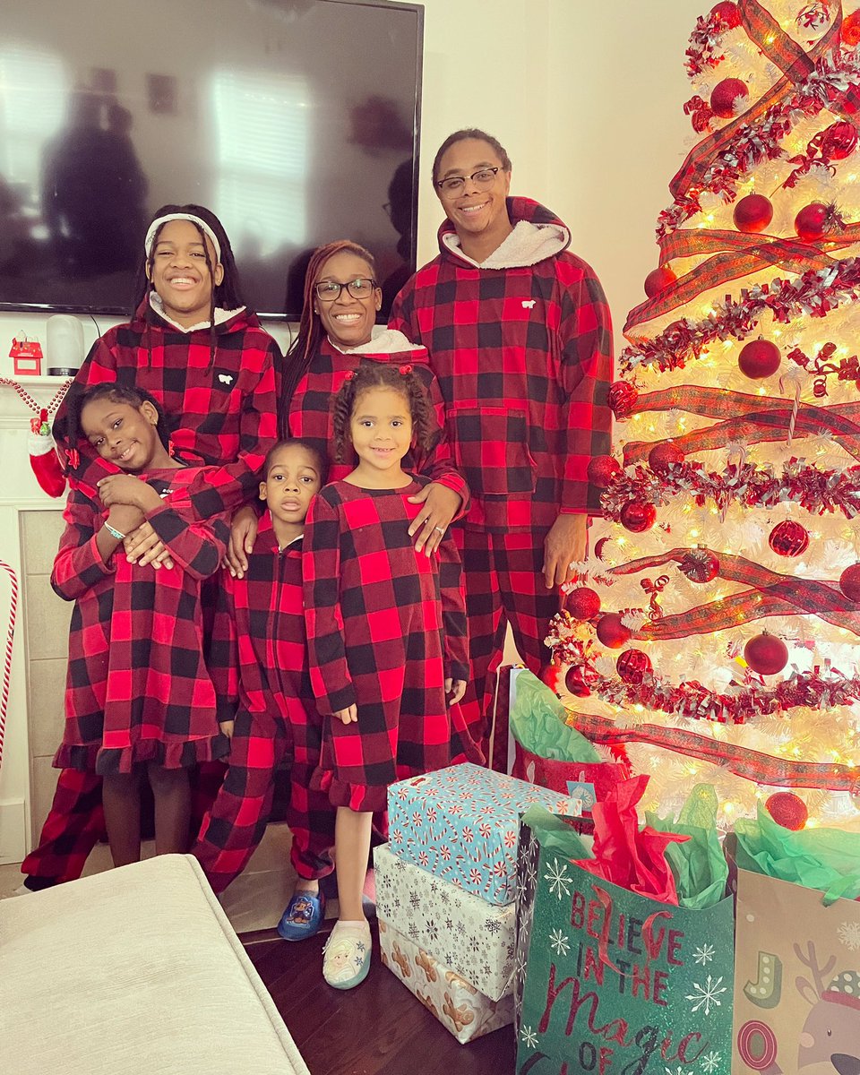 marctaylor02's tweet photo. Merry Christmas from my family to yours 🎄🎁 https://t.co/GU6wLzpNeX