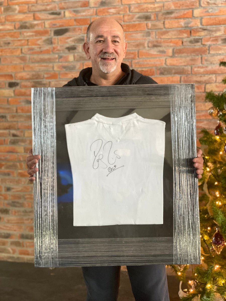 GuilloReg's tweet photo. El regalo de mi padre. Una playera autografiada por un tal Roger Federer. https://t.co/tUkIfVSfzn