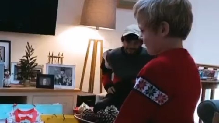 Effettivamente questa è la prima foto che abbiamo di Louis 30enne.
Non credo di sentirmi troppo bene.