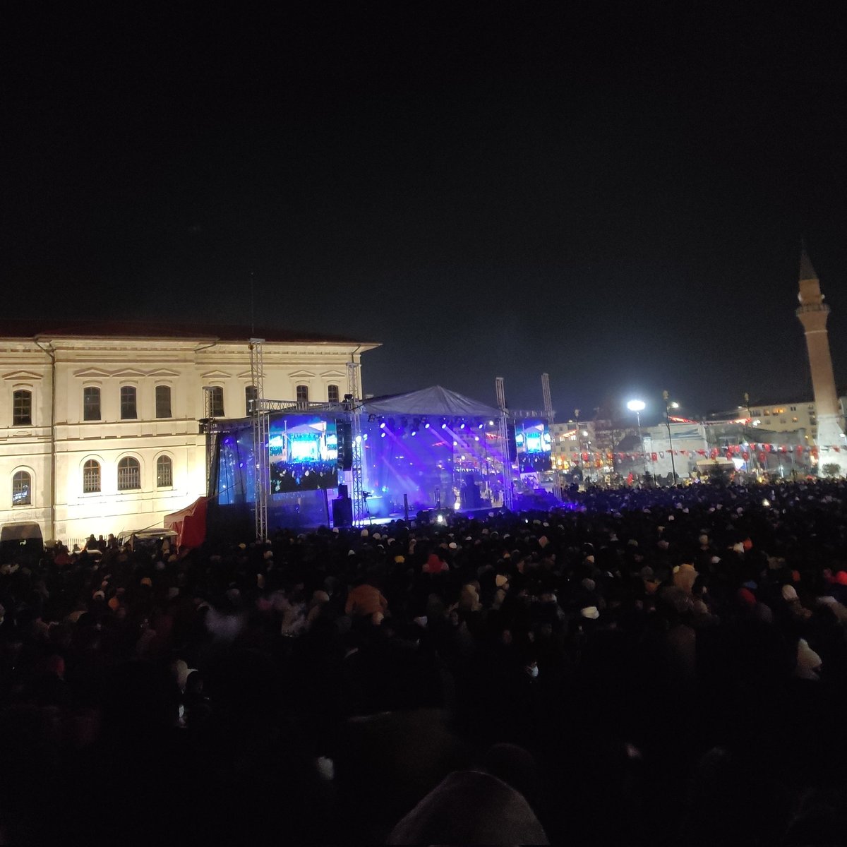 Sibel__07's tweet photo. Bu soğukta konser olur mu demeyin oluyormuş #Sivaskısfestivali #reynmen https://t.co/h5WOV1tSXF