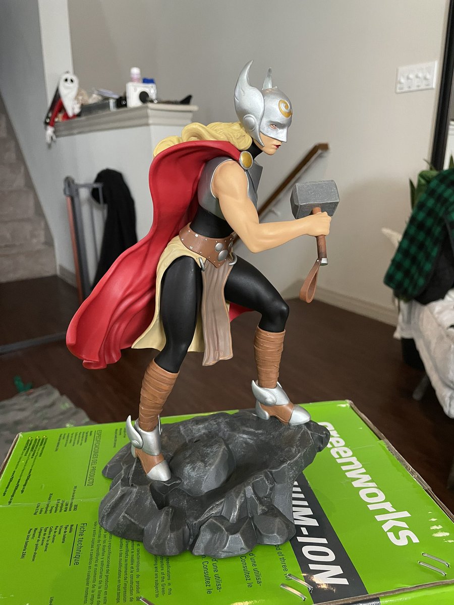 Got my first nerd statue for Christmas, Jane Foster Thor, I love it https://t.co/8GM3Oa452r