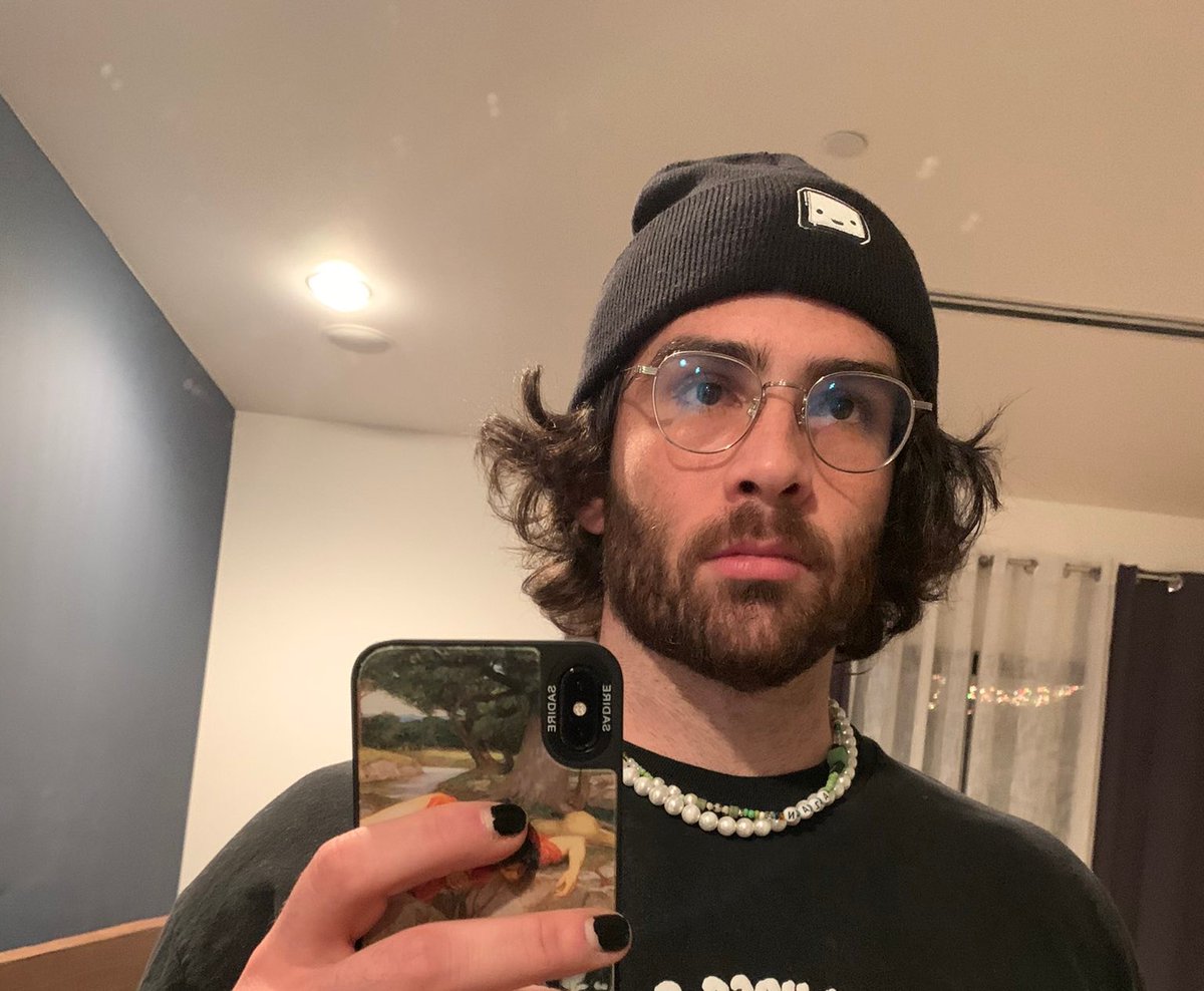 Mathew29634659's tweet photo. Happy #hassyholidays everyone :)
Too broke for the merch but the drip is real
#hasantwtselfieday https://t.co/X2Vs0i1Ec8