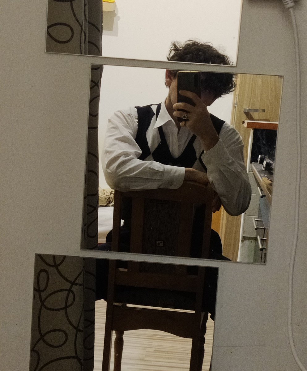 Mathew29634659's tweet photo. Happy #hassyholidays everyone :)
Too broke for the merch but the drip is real
#hasantwtselfieday https://t.co/X2Vs0i1Ec8