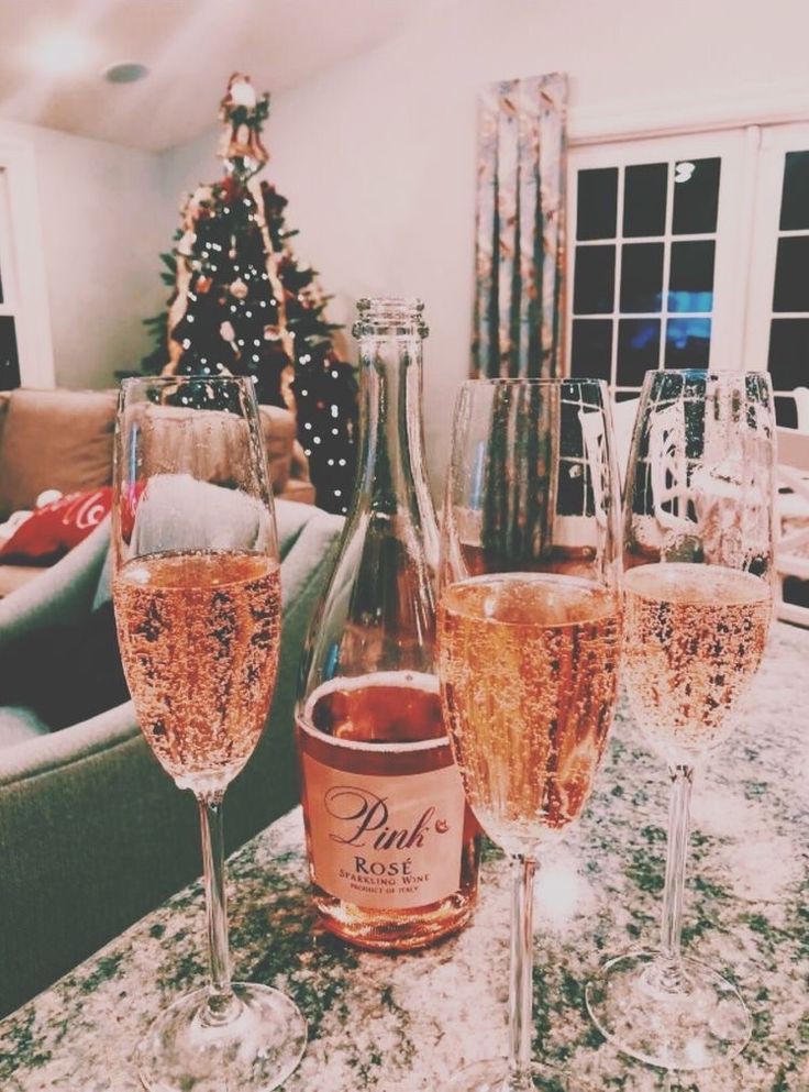 Diciembre 25

—Ella se encontraba en casa con su marido <a href="/Dxwn_B/">dawn</a> y sus hijos <a href="/KimHyeLxve/">Love❀̥˚</a> y <a href="/HxnJKim/">Peace</a> para celebrar juntos la Navidad, tendrían una cena y pasarían un lindo rato en familia.—